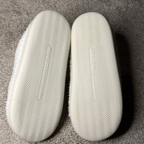 NEW Rainbow 7.5-8 Slippers Ivory/White Soft Plush Faux Fur Comfy Warm Slip-On - Picture 2 of 7